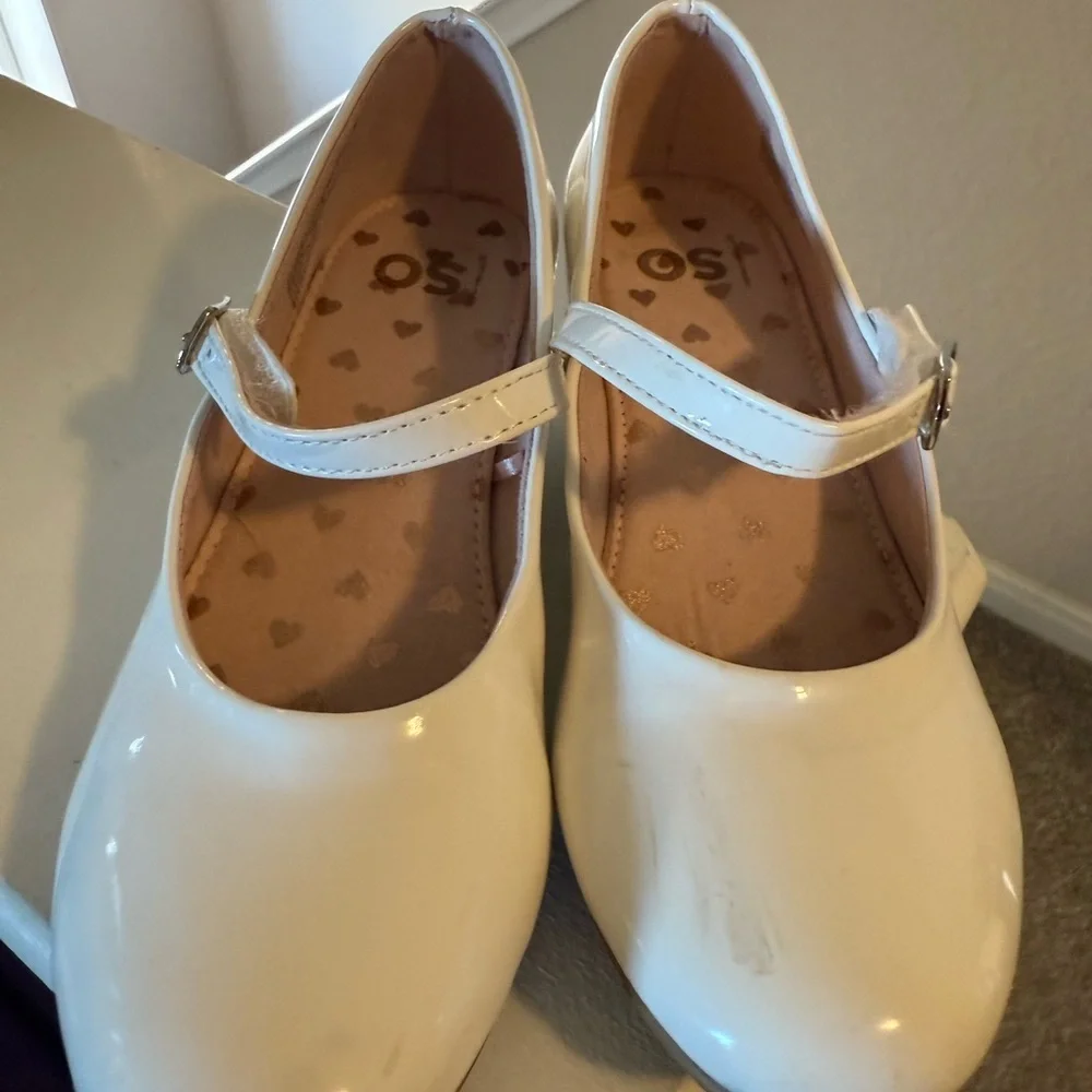 SO Girls White  Mary Jane Shoes. Girls Size 1.